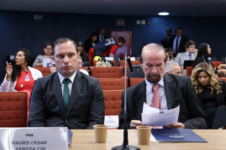 Mauro Cid (esquerda) chegou à sede da PF, em Brasília, acompanhado de seu advogado Cézar Bitencourt (direita) - Foto: Ton Molina/STF
