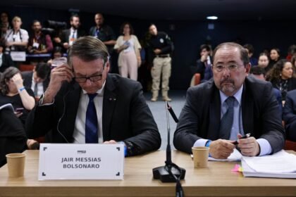 Celso Vilardi (dir), advogado de Jair Bolsonaro (esq), considera a delação do tenente-coronel contra Bolsonaro e aliados "incoerente" com as provas e contradiz outros depoimentos-chave, como o do general da reserva Walter Braga Netto - Foto: Ton Molina/STF