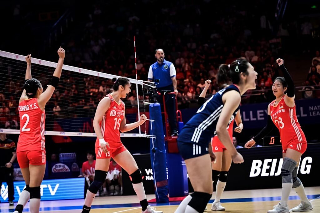 Jogadoras da equipe chinesa comemoram ponto no primeiro set - Foto: VNL