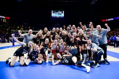 Vitória emocionante das turcas sobre as chinesas no tie-break - Foto: Reprodução/VNL Images