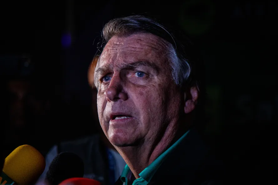 O ex-presidente Jair Bolsonaro durante entrevista a jornalistas no Aeroporto de Brasília no fim de junho - Foto: Reprodução/Brenno Carvalho