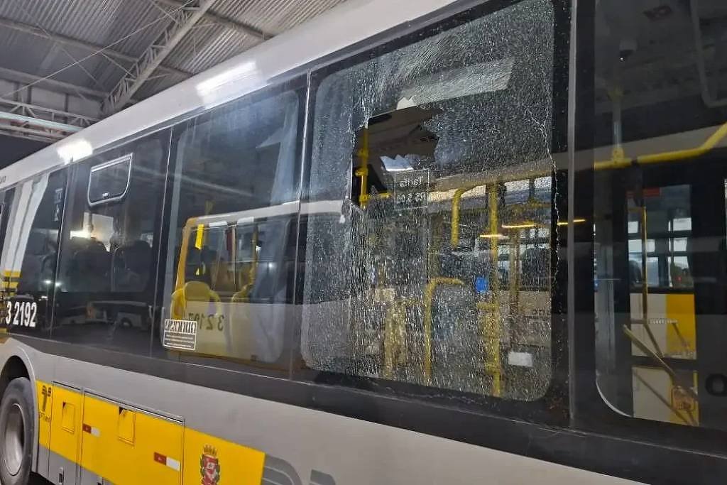 Ônibus com a lateral estilhaçada devido ao ataque - Foto: Reprodução/Folha de S. Paulo