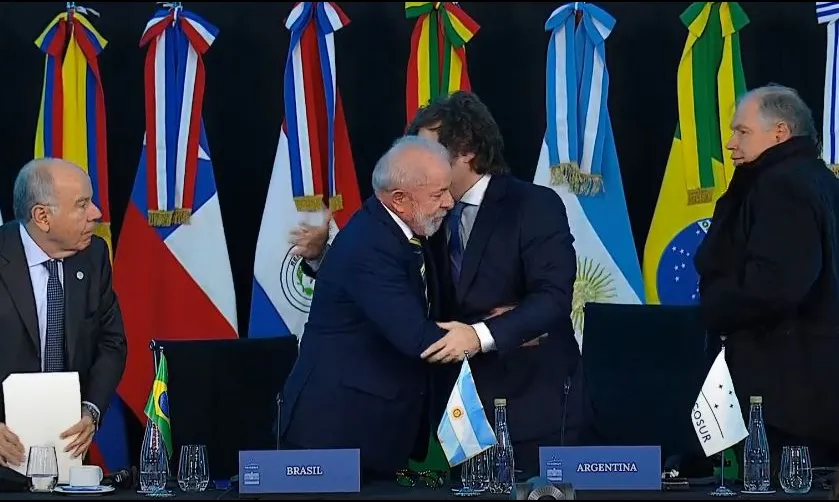Lula e Milei durante a cúpula do MercosulFonte: Presidência da República da Argentina - Foto: Reprodução/Getty Images