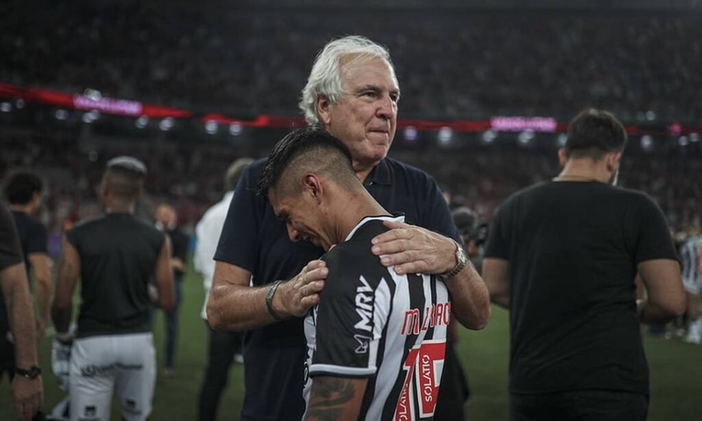 Rubens Menin, sócio majoritário da SAF do Atlético-MG, acompanha treino na Arena MRV e se reúne com jogadores para tratar do pagamento de pendências financeiras - Foto: Pedro Souza/Atlético-MG