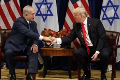 Presidente dos EUA, Donald Trump, e premier israelense, Benjamin Netanyahu, se cumprimentam durante entrevista coletiva em Nova York - Foto: Reprodução/Evan Vucci/AP