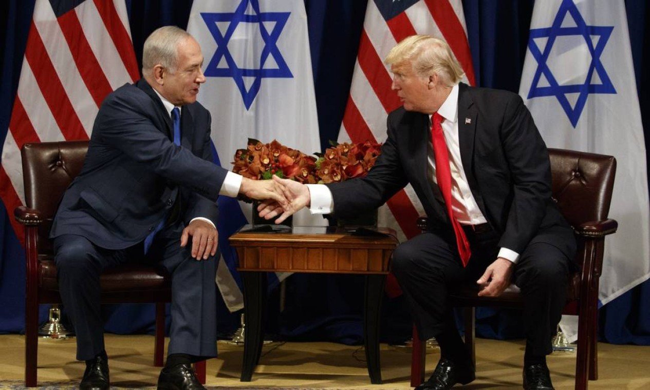 Presidente dos EUA, Donald Trump, e premier israelense, Benjamin Netanyahu, se cumprimentam durante entrevista coletiva em Nova York - Foto: Reprodução/Evan Vucci/AP