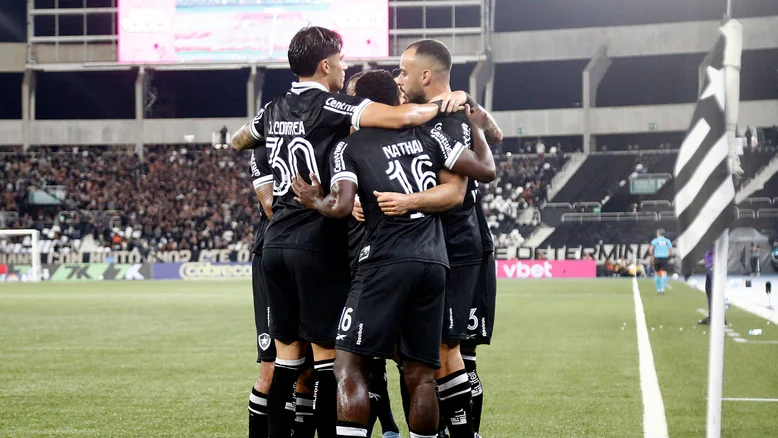 Jogadores do Botafogo celebram gol da equipe em jogo do Brasileirão 2025 - Foto: Reprodução/Vitor Silva/Botafogo