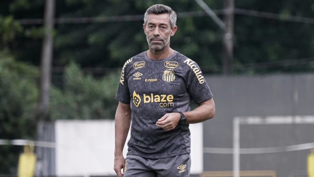 Pedro Caixinha tem estilo de jogo definido no Santos - Foto: Reprodução/Raul Baretta/Santos FC