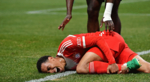 Jamal Musiala sofre fratura em jogo entre PSG x Bayern. Foto: Peter Zay/Anadolu via Getty Images