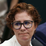 Deputada bolsonarista Carla Zambelli é localizada em Roma após denúncia formal de parlamentar italiano; processo de extradição avança por meio de cooperação entre Polícia Federal, Interpol e autoridades da Itália - Foto: Reprodução/Agência Brasil