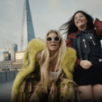 Fergie refez o clássico videoclipe de "London Bridge" para a divulgação da série "Too Much" - Foto: Reprodução/Instagram