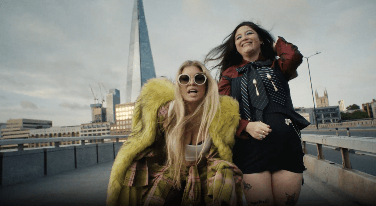 Fergie refez o clássico videoclipe de "London Bridge" para a divulgação da série "Too Much" - Foto: Reprodução/Instagram
