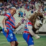 Deyverson e mascote do Fortaleza - Foto: Mateus Lotif/FEC