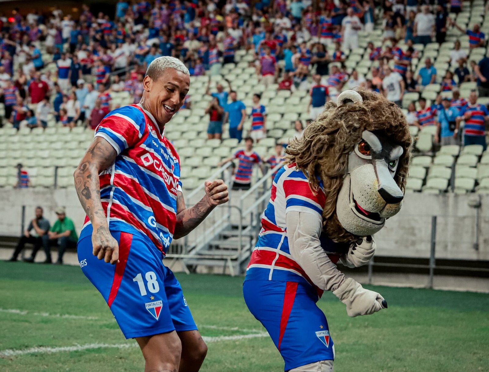 Deyverson e mascote do Fortaleza - Foto: Mateus Lotif/FEC