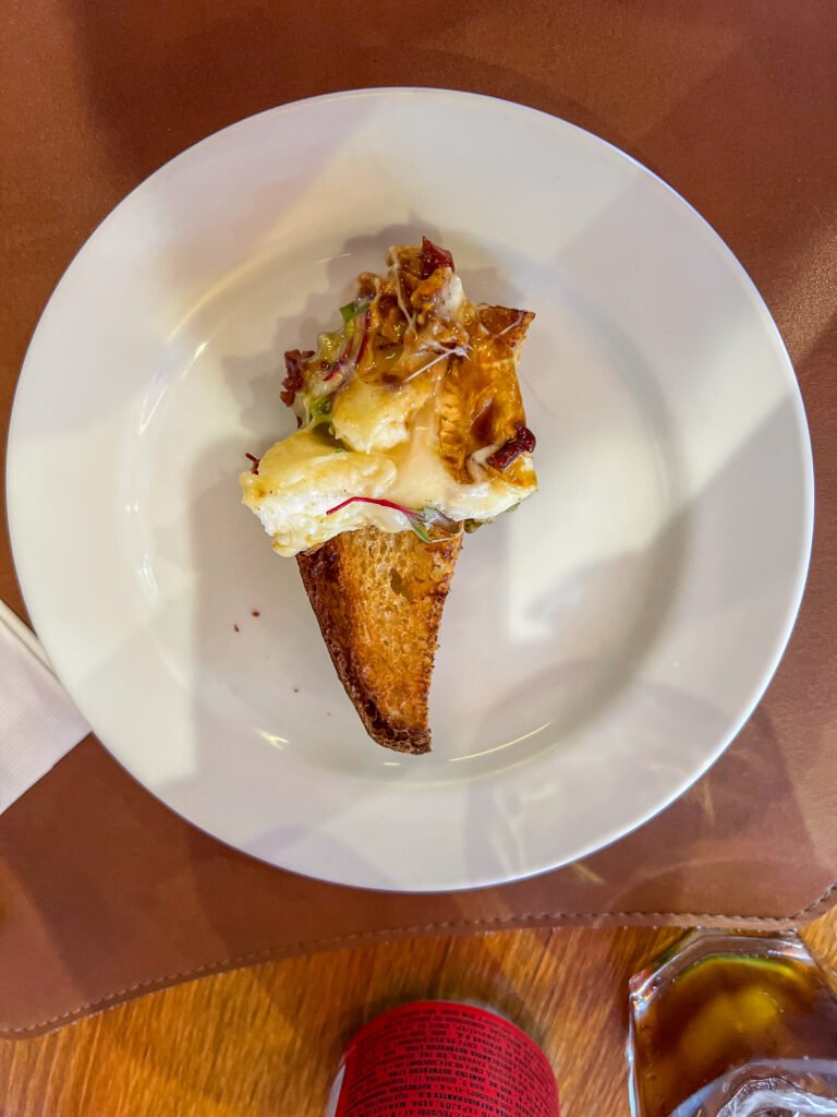 A entrada "Tostadas e Brie" abre os trabalhos com um show de qualidade - Foto: Matheus Santopes