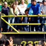 Bolsonaro em trio elétrico, acompanhado de Michelle e Flávio Bolsonaro (PL-RJ) - Foto: Bruno Peres/Agência Brasil