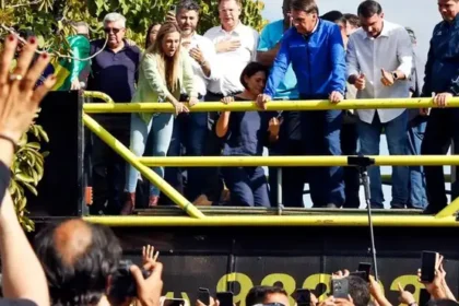 Bolsonaro em trio elétrico, acompanhado de Michelle e Flávio Bolsonaro (PL-RJ) - Foto: Bruno Peres/Agência Brasil