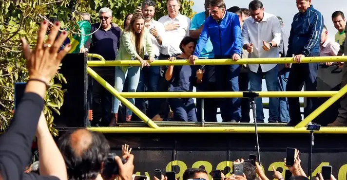 Bolsonaro em trio elétrico, acompanhado de Michelle e Flávio Bolsonaro (PL-RJ) - Foto: Bruno Peres/Agência Brasil