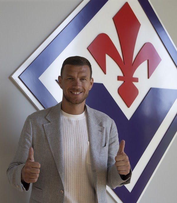 Dzeko fechou com a Fiorentina até junho de 2026. Foto: Divulgação