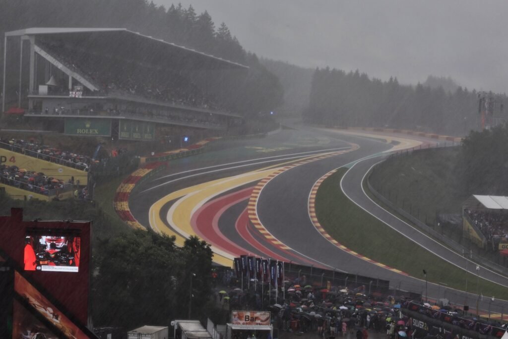Muita chuva que atrasou em 1h20 a corrida em SPA - Foto: Reprodução/XPB Images
