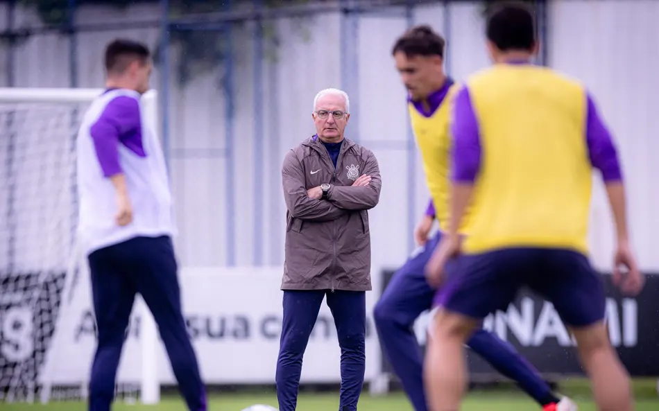 Dorival Júnior acompanha atentamente o treinamento do Corinthians, em busca da formação ideal para retomar o caminho das vitórias - Foto: Reprodução/Rodrigo Coca/Corinthians