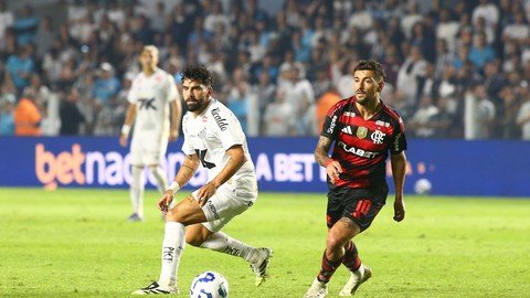 Arrascaeta no jogo entre Flamengo e Santos