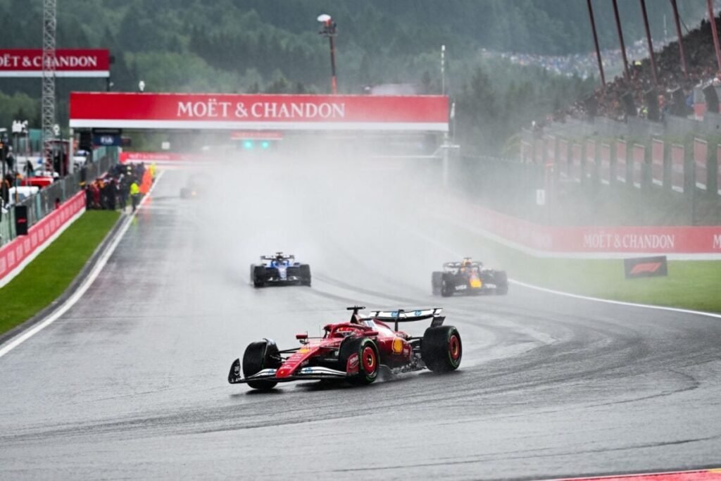 Charles Leclerc: direção só liberou corrida na Bélgica quando água diminuiu - Foto: Reprodução/Ferrari