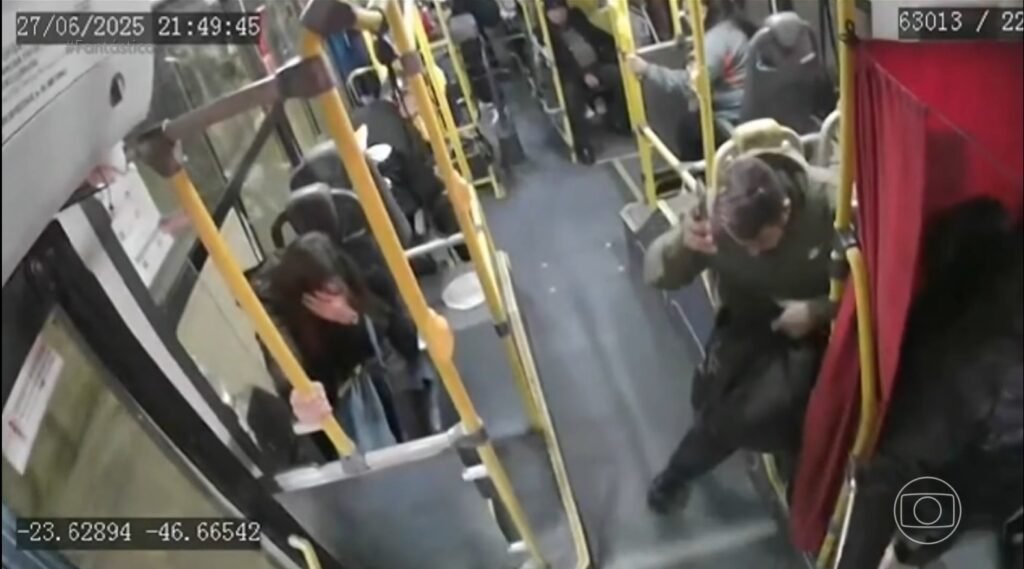 Passageira ficou ferida após ataque com pedra a ônibus em São Paulo. Suspeito foi preso - Foto: Reprodução/Captura de Tela