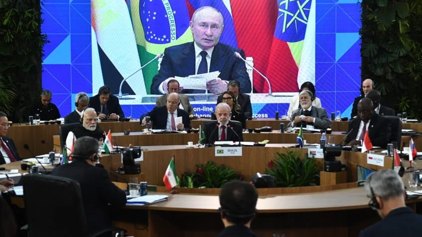 Lula durante reunião da cúpula do BRICS: Brasil reforça laços com Rússia em meio à tensão geopolítica - Foto: Reprodução/BRICS Brasil