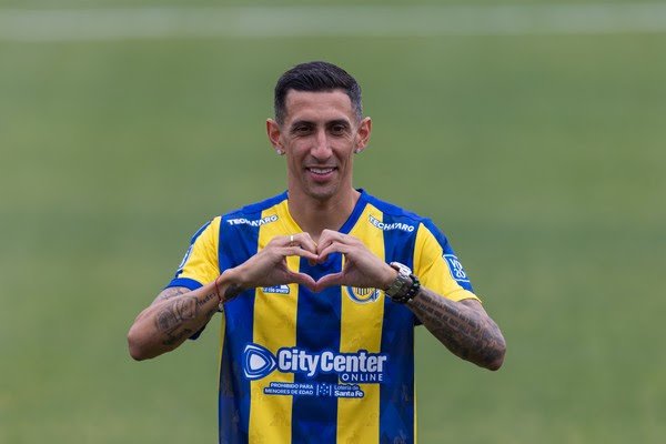 Di María vestindo a tradicional camisa do Rosário. Foto: Mateo Luis Occhi/Getty Images