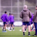 Sob pressão no comando do Corinthians, Dorival Júnior busca soluções após a dura derrota para o São Paulo, em meio a cobranças da torcida e mudanças no elenco - Foto: Reprodução/Rodrigo Coca/Corinthians