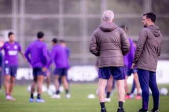 Sob pressão no comando do Corinthians, Dorival Júnior busca soluções após a dura derrota para o São Paulo, em meio a cobranças da torcida e mudanças no elenco - Foto: Reprodução/Rodrigo Coca/Corinthians