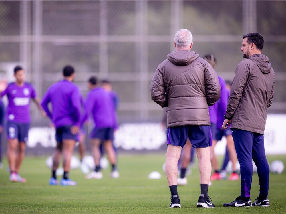 Sob pressão no comando do Corinthians, Dorival Júnior busca soluções após a dura derrota para o São Paulo, em meio a cobranças da torcida e mudanças no elenco - Foto: Reprodução/Rodrigo Coca/Corinthians