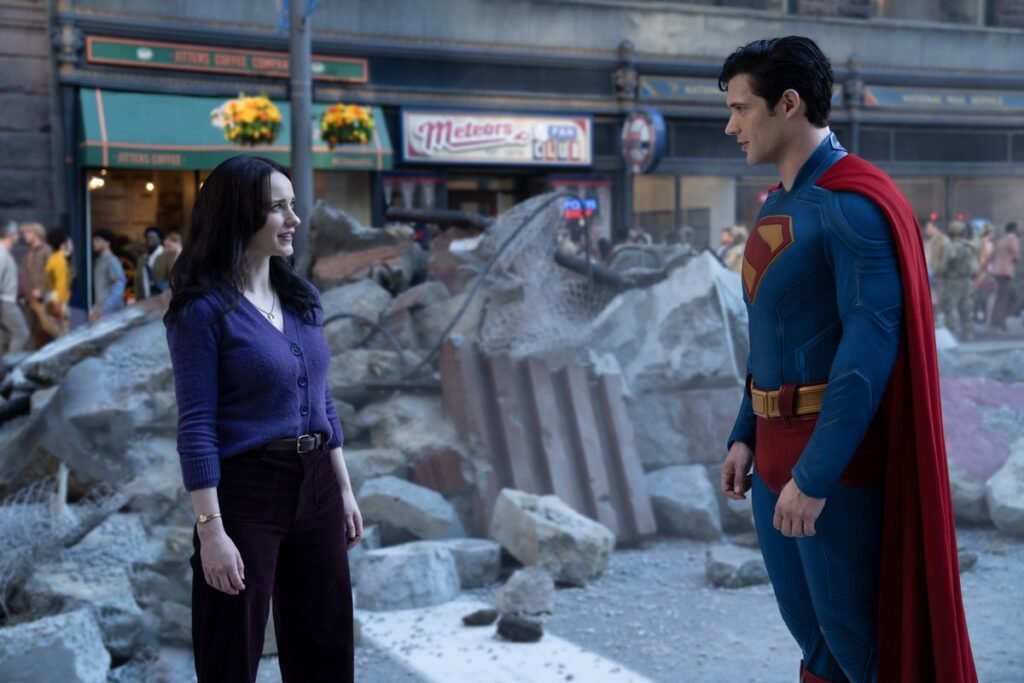 Rachel Brosnahan e David Corenswet em cena de 'Superman' (2025), de James Gunn - Foto: Reprodução/Warner Bros. Pictures