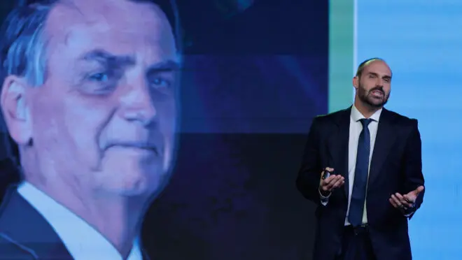 PT considera que a atuação de Eduardo Bolsonaro “contra interesses da República” representa uma “afronta explícita à soberania nacional” - Foto: Reprodução/EFE/Juan Ignacio Roncoroni