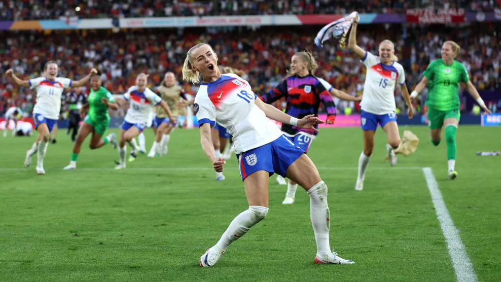 Inglaterra comemorando o pênalti convertido
Foto: UEFA via Getty Images