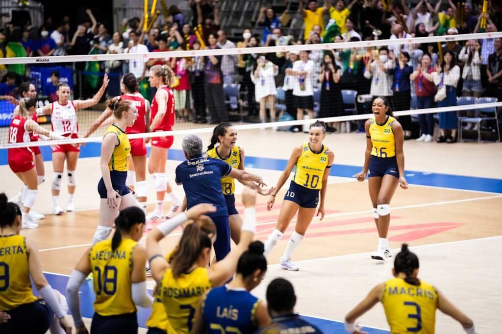 Brasil mostra força, resistência e excelente dia nos bloqueios para superar a Polônia e vencer o quarto set, encerrando o confronto - Foto: Reprodução/VNL Images