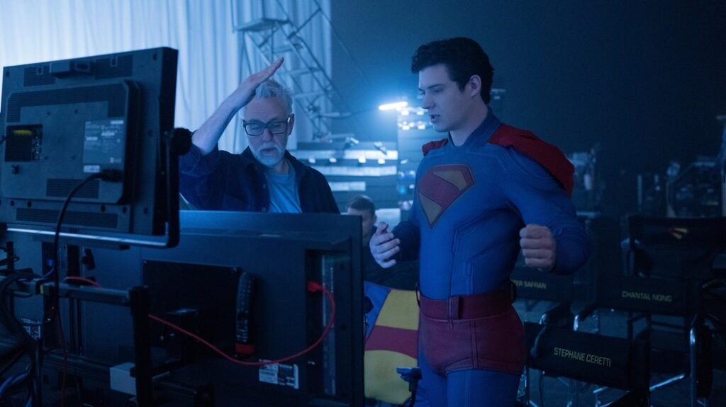 Diretor: James Gunn dirigindo David Corenswet no set de 'Superman' — Foto: Divulgação