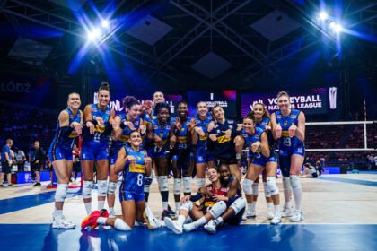 Jogadores Italianas após vitória sobre americanas e avanço à próxima fase do VNL Feminino 2025 - Foto: Reprodução/VNL Images