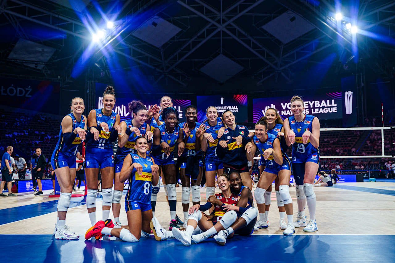 Jogadores Italianas após vitória sobre americanas e avanço à próxima fase do VNL Feminino 2025 - Foto: Reprodução/VNL Images