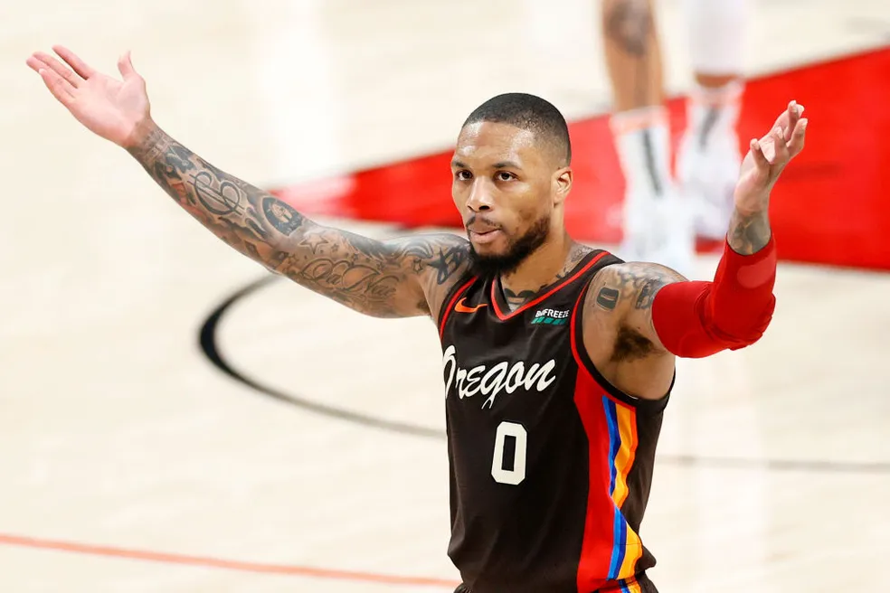 Damian Lillard regendo a torcida do Portland Trail Blazers - Foto: Reprodução/Steph Chambers/Getty Images