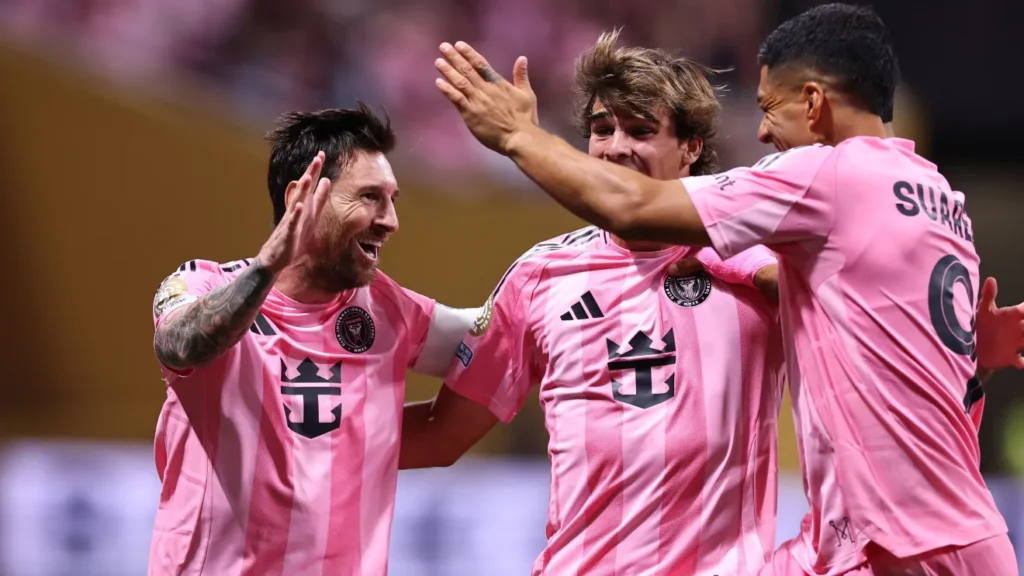 Messi marca golaço de falta em Inter Miami x Porto pelo Mundial de Clubes - Foto: Reprodução/Robbie Jay Barratt/AMA/Getty Images