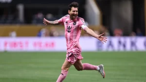Messi marca golaço de falta em Inter Miami x Porto pelo Mundial de Clubes - Foto: Reprodução/Robbie Jay Barratt/AMA/Getty Images