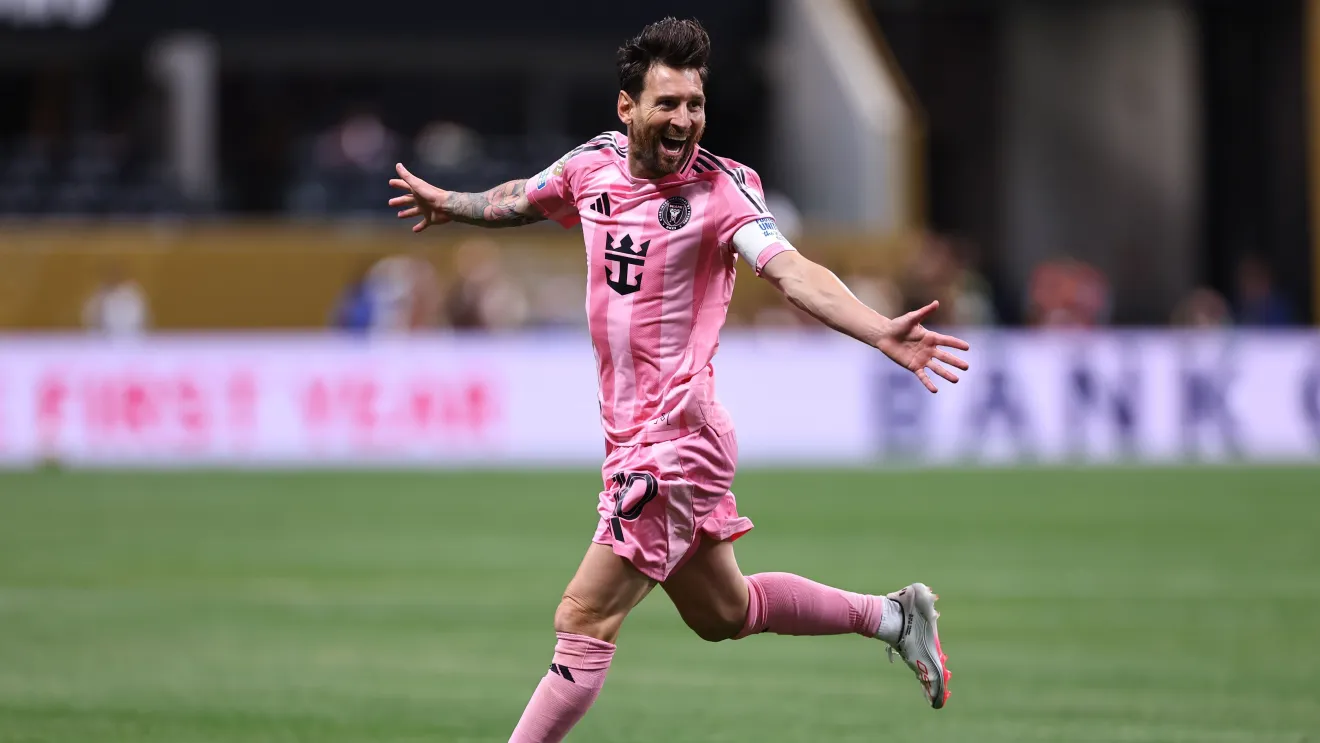 Messi marca golaço de falta em Inter Miami x Porto pelo Mundial de Clubes - Foto: Reprodução/Robbie Jay Barratt/AMA/Getty Images