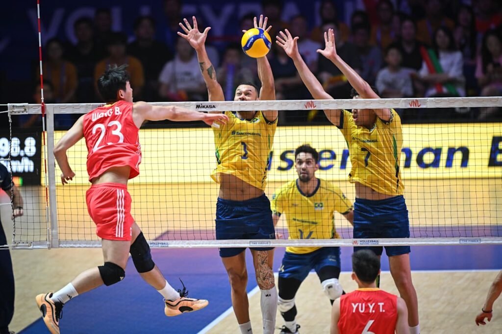 Brasil vence 3º set com autoridade, retomando o controle do jogo e vencendo parcialmente o confronto por 2 a1 - Foto: Reprodução/VNL Images
