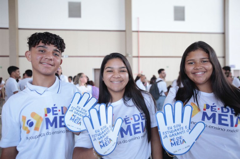 Estudantes beneficiados pelo programa Pé-de-Meia, que oferece incentivo financeiro para permanência no ensino médio público – Foto: Agência Gov/MEC