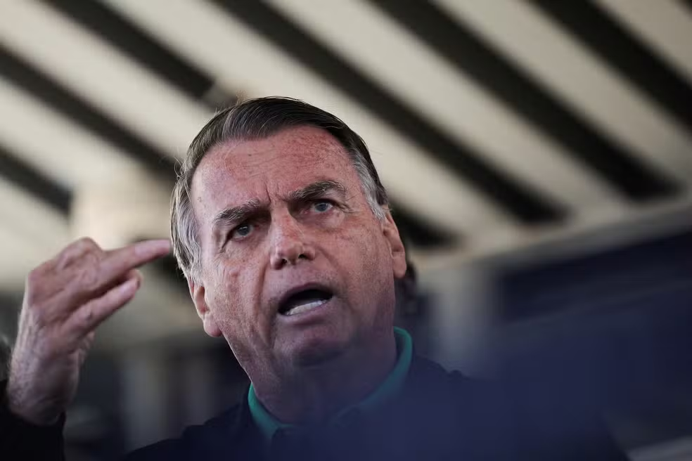 Bolsonaro com imprensa no Senado, em 17 de julho de 2025