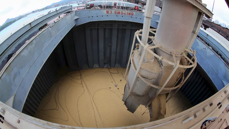Soja sendo embarcada em navio para exportação - Foto: Paulo Whitaker/Reuters