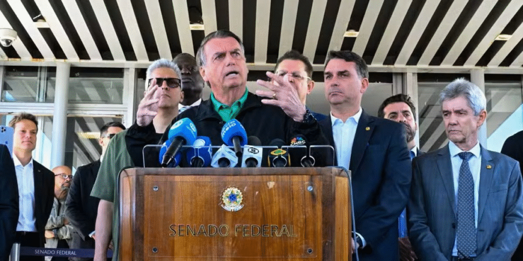 Bolsonaro, em coletiva de imprensa de 17 de julho, quando afirma que poderia negociar diretamente com Trump sobre tarifaço se Lula autorizasse
