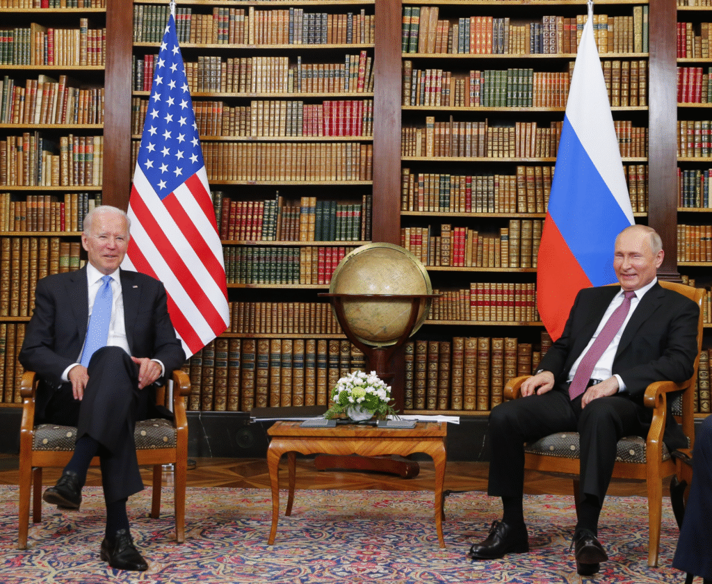 Joe Biden e Vladimir Putin reuniram‑se em Genebra, em 2021, quando o tratado nuclear de armamento New START foi prorrogado por mais cinco anos
